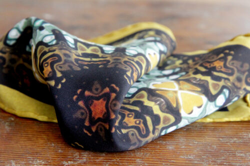0004-printed-silk-pocket-square-close-up