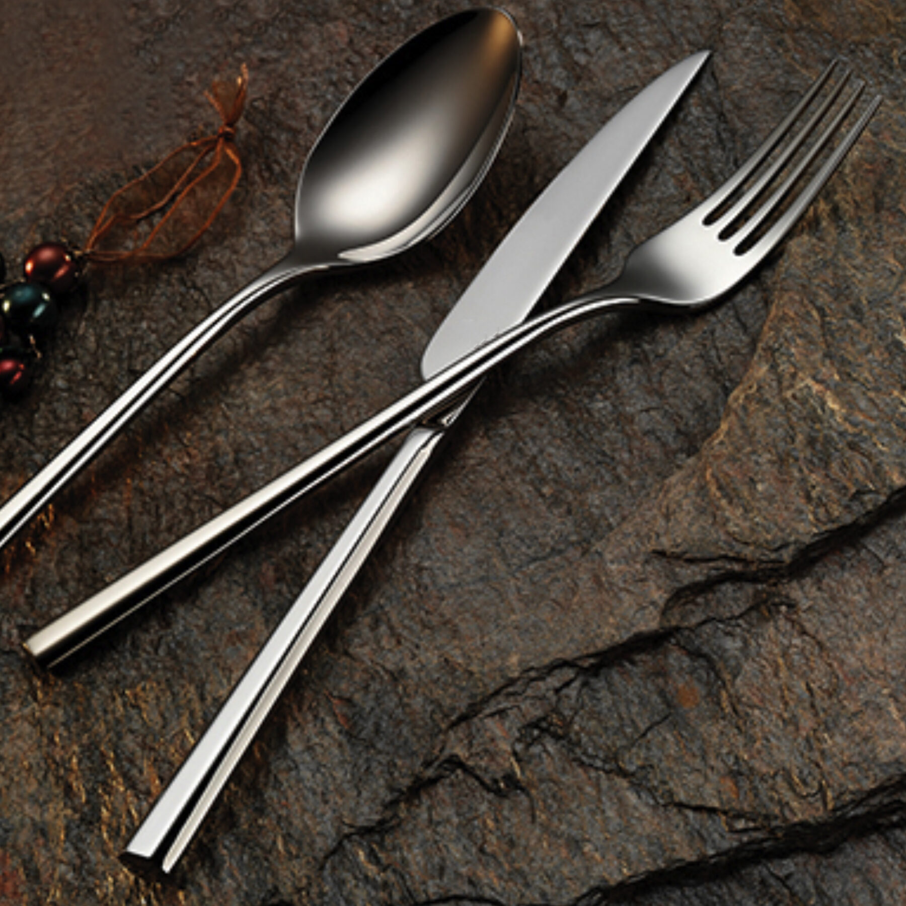 de-luxe-plus-flatware-collection-lifestyle